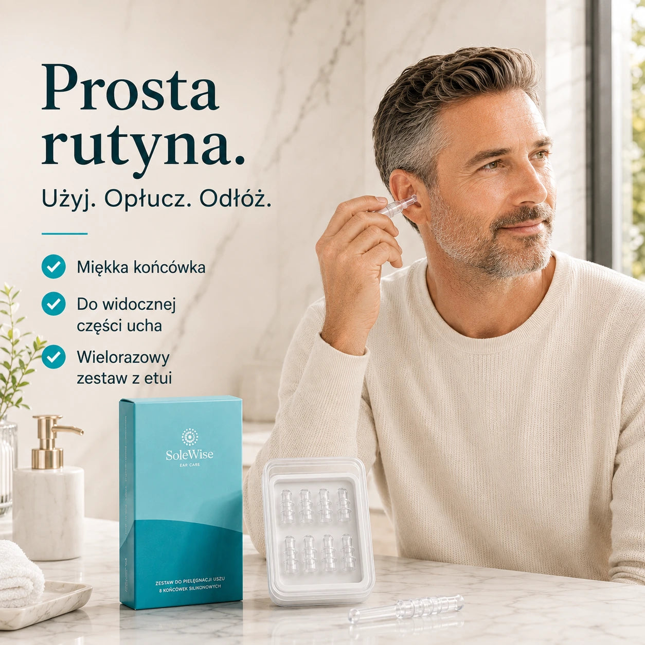 Mężczyzna używa SoleWise przy uchu obok opakowania i etui